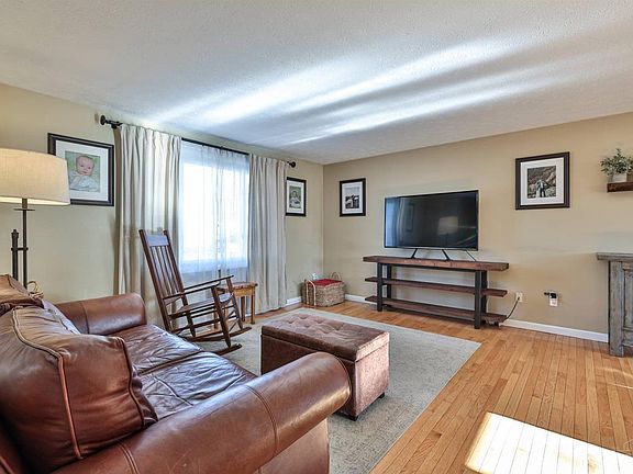 3rd image of 6011 Squirehill Ct