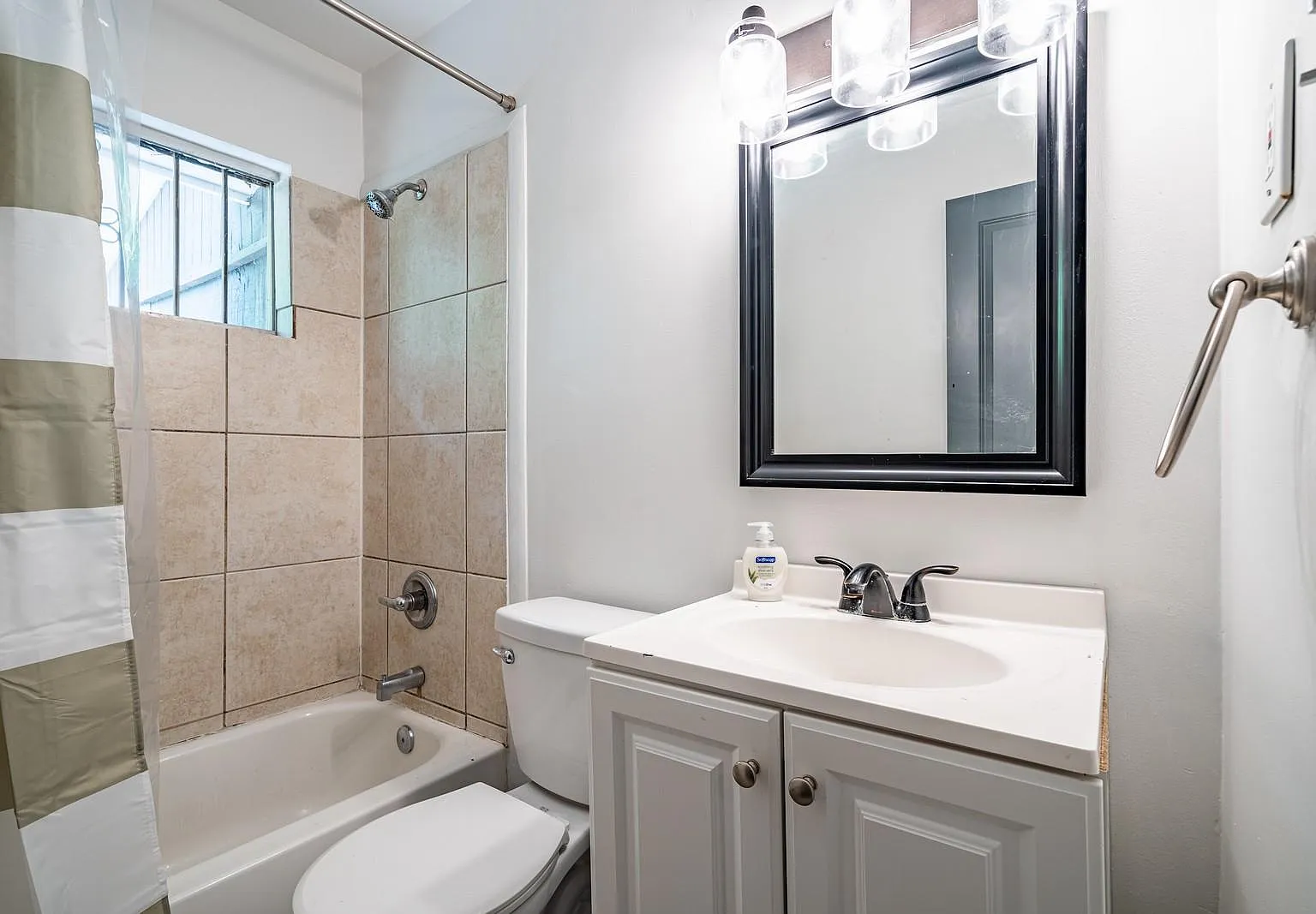 4 bed, 3.0 bath, 1482 sqft, $754 — Photo 4