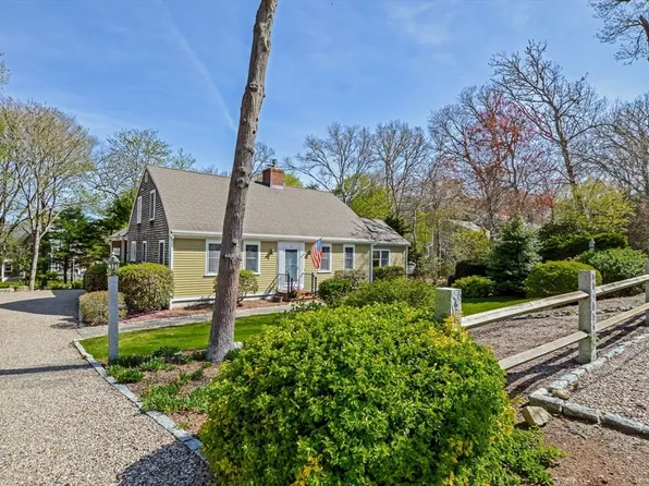 70 Ambleside Dr, Falmouth, MA 02540