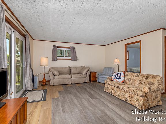 3rd image of 305 Clear Lake St
