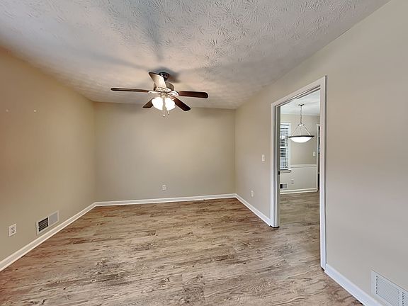 3rd image of 2845 Castle Dr