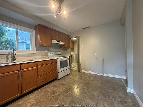 5th image of 2374 Meighen Rd