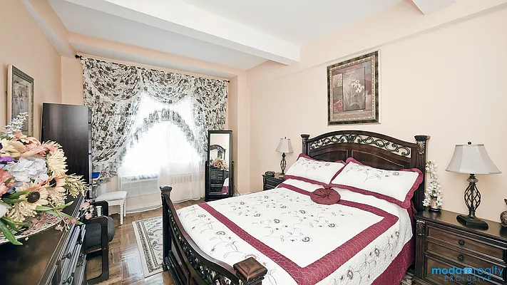 Sold by Moda Realty | media 8