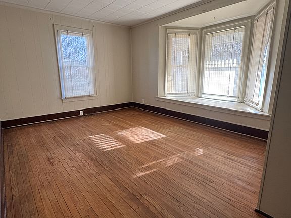 4th image of 215 Baldwin Ave APT 1