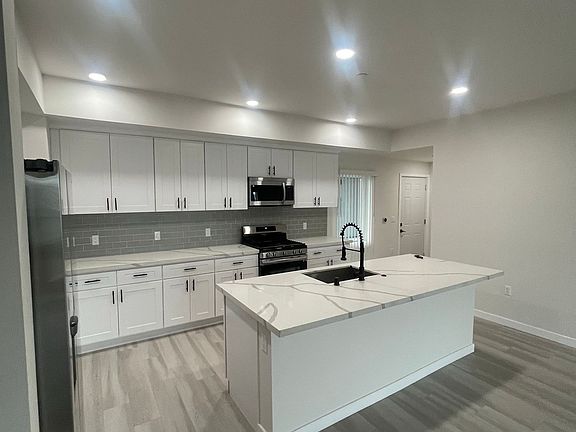 4th image of 2341 Ulric St #411