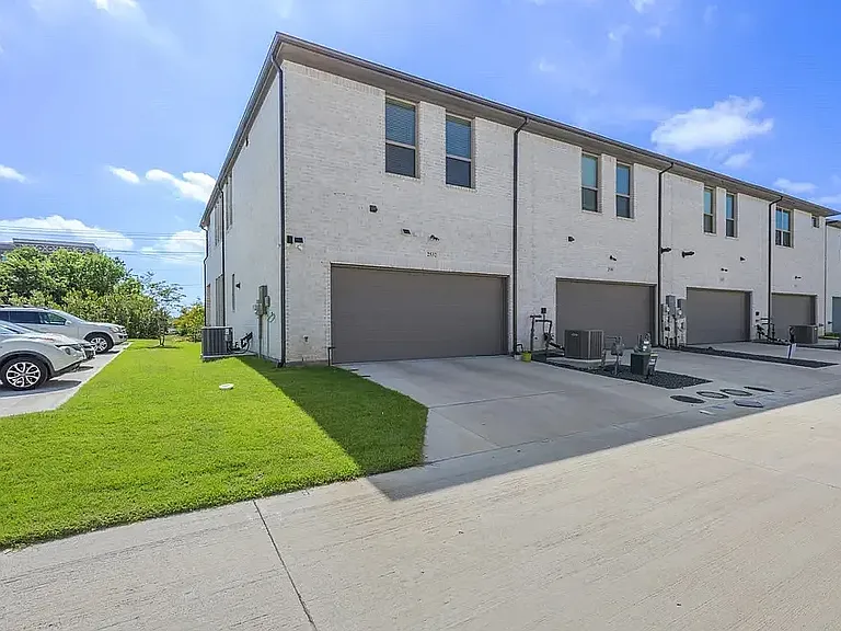 2532 Campden Mews — Photo 24
