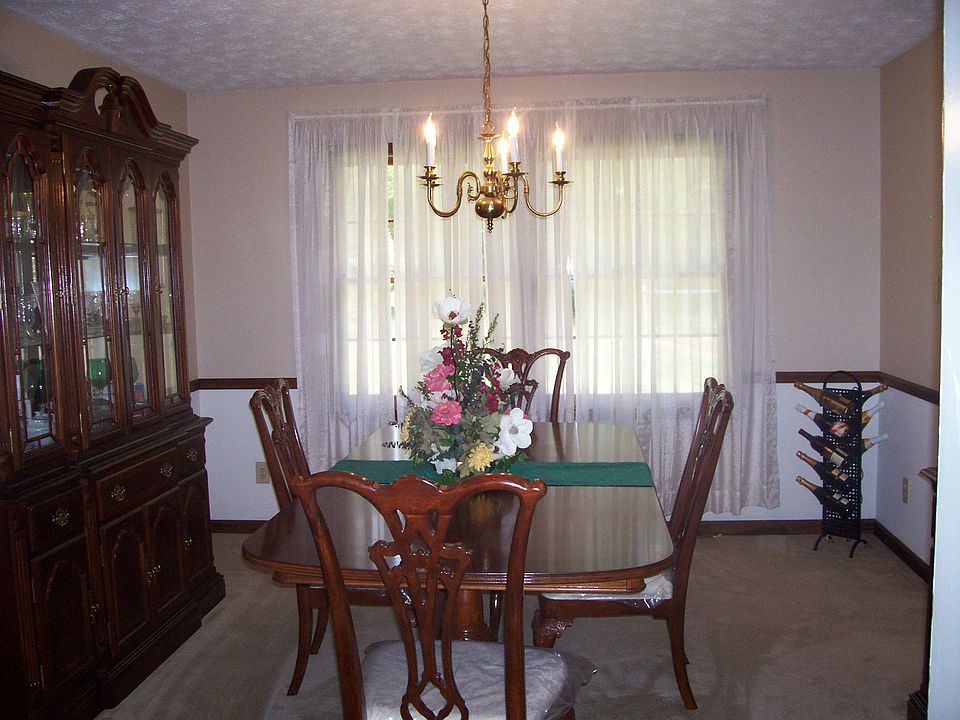 Cheeful Dining Room