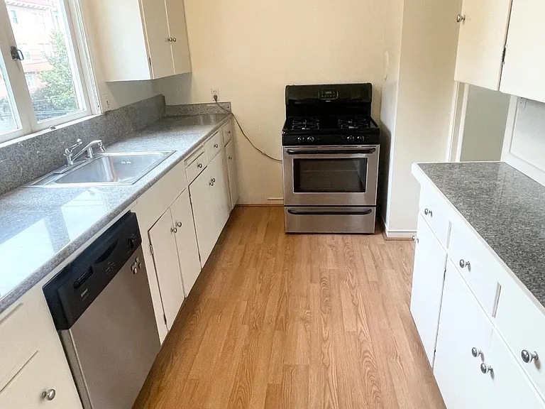 1003 Lombard St — Photo 19