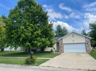 2517 Hidden Oaks Dr, Charleston, IL 61920
