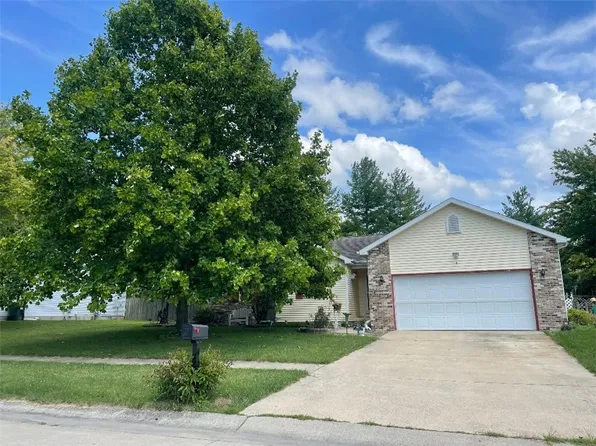 2517 Hidden Oaks Dr, Charleston, IL 61920