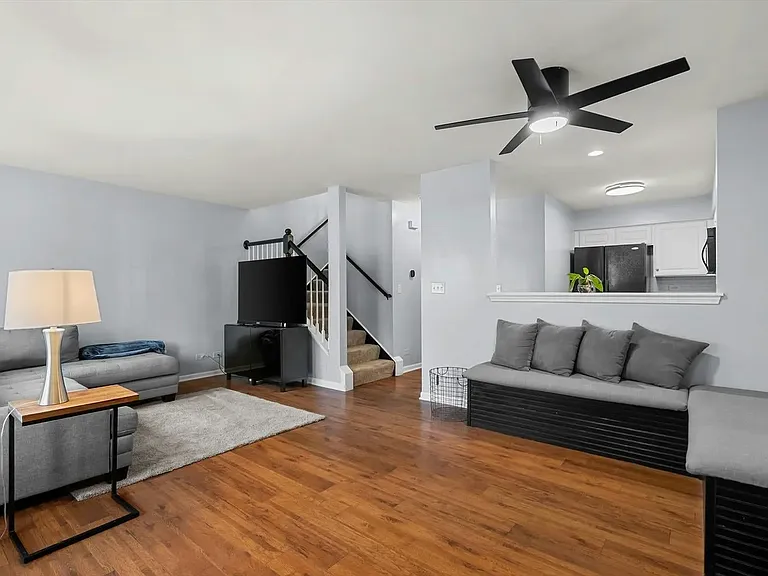 604 Lincoln Station Dr — Photo 5
