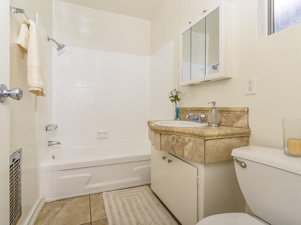 1st image of 400 E Live Oak St APT 19