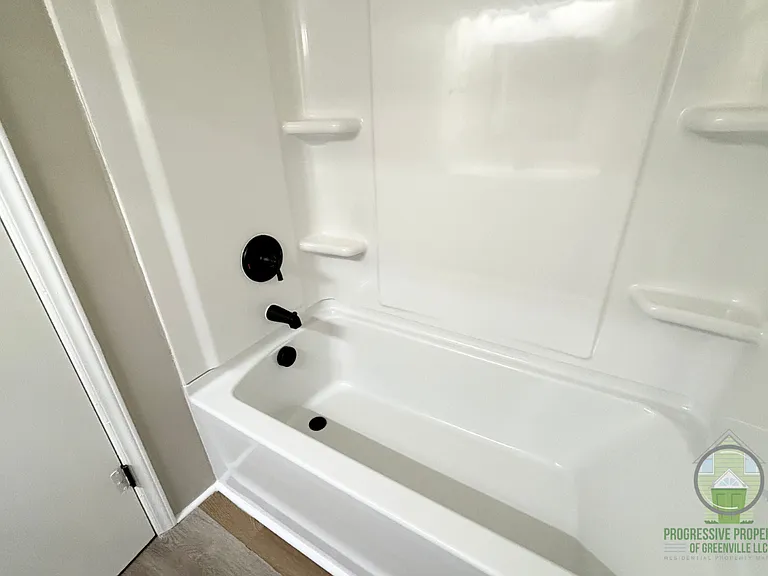 Maple Court Apartments — Photo 13