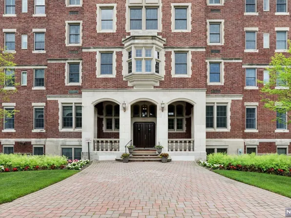 3403 Rio Vista Dr, Mahwah, NJ 07430