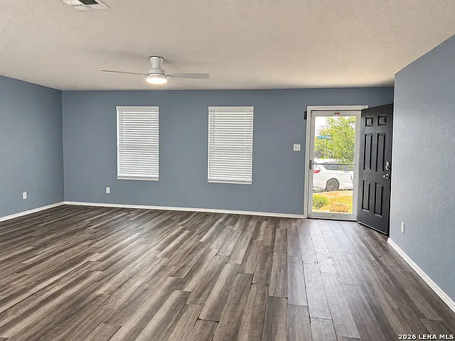 4 bed, 2.0 bath, 1902 sqft, $2,000 — Photo 3
