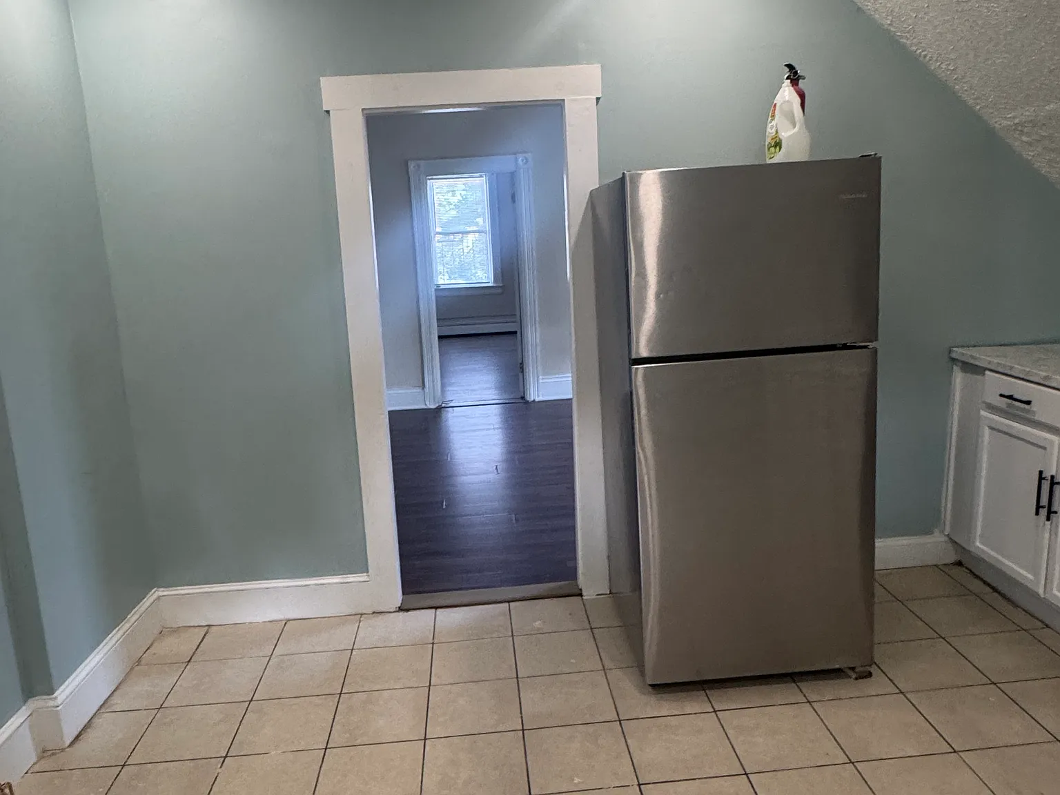 3 bed, 1200 sqft, $1,900 — Photo 2