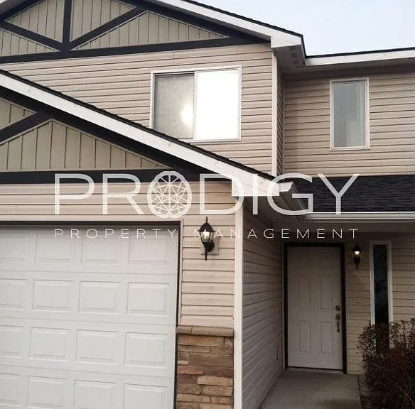 674 N Hydra Pl #B — Photo 2