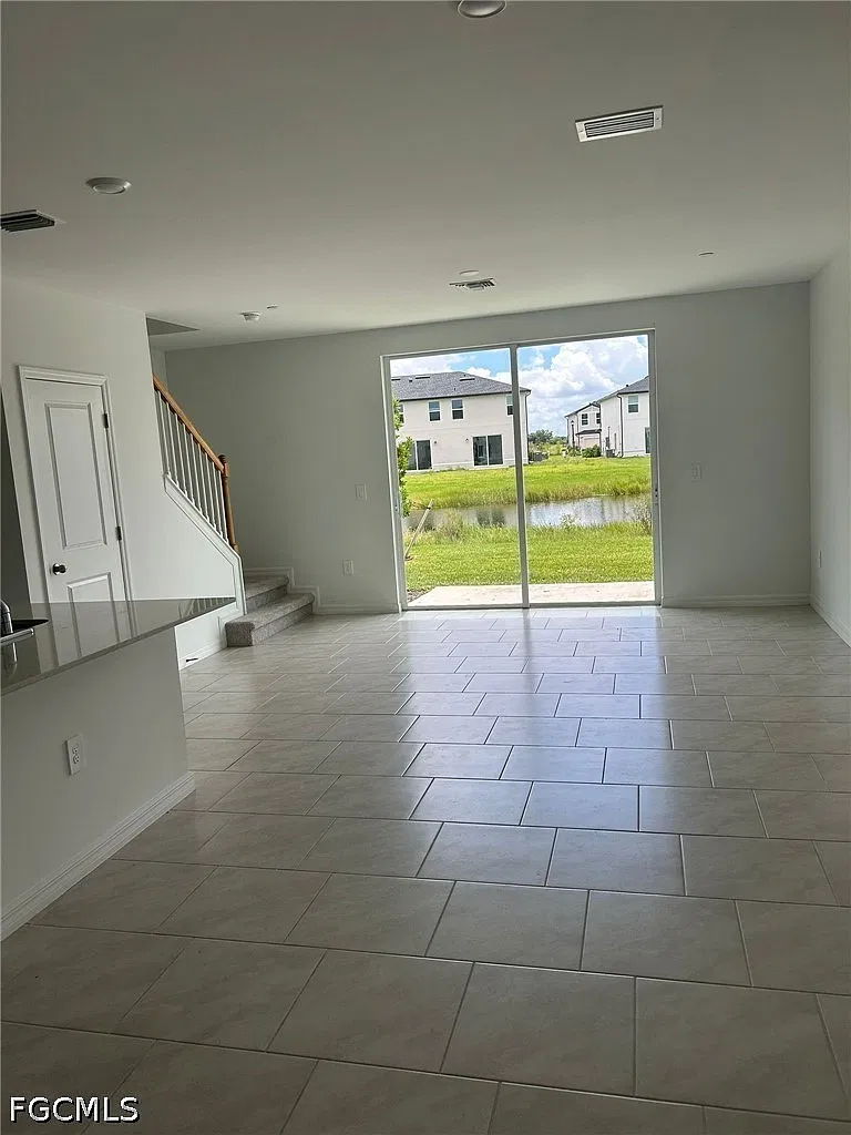 3 bed, 2.5 bath, 1378 sqft, $1,800 — Photo 3