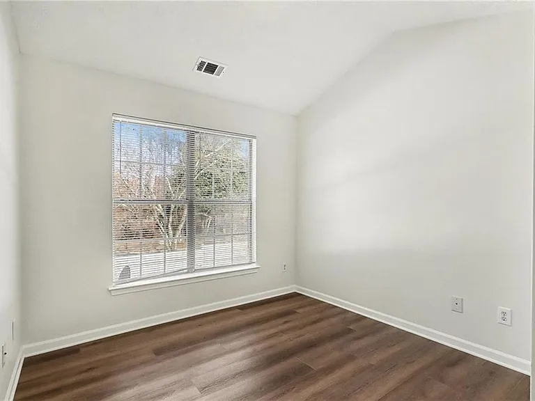 2559 Walden Lake Dr — Photo 13