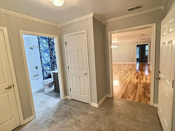 4th image of 609 Forest Glen Cir