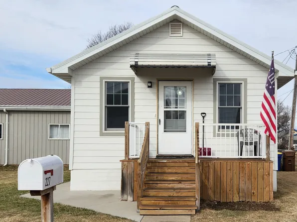 227 Iowa Ave NE, Huron, SD 57350