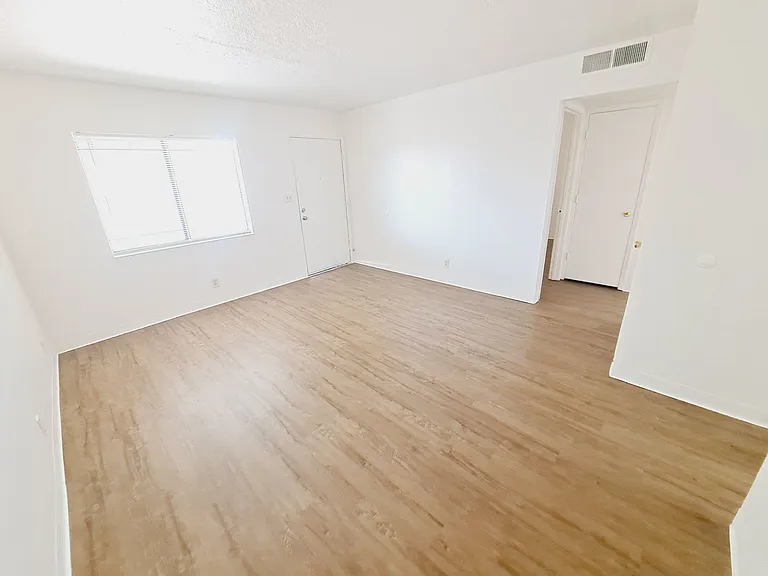 3618 Lafayette Drive Ne — Photo 3