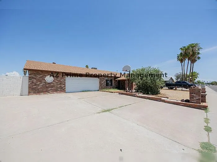 1634 W Sack Dr — Photo 1