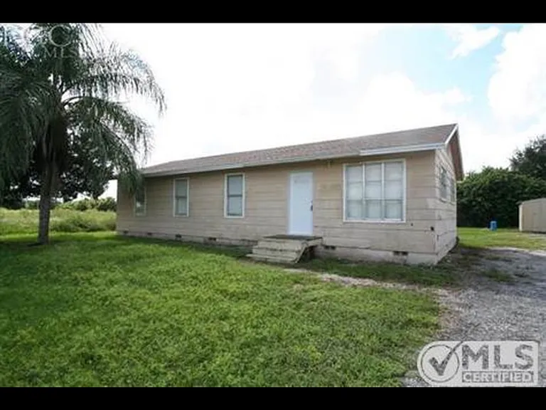 814 Frederick Reid St E — Photo 1