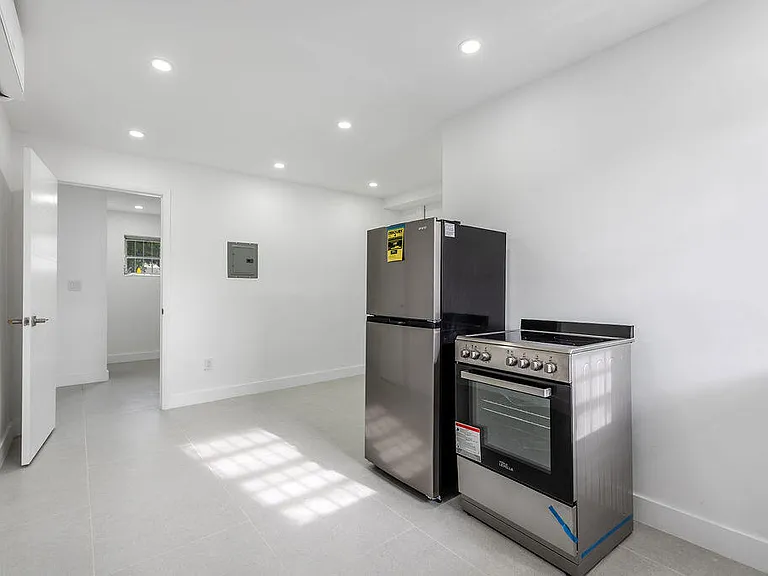 321 NW 21st Ave #H — Photo 4