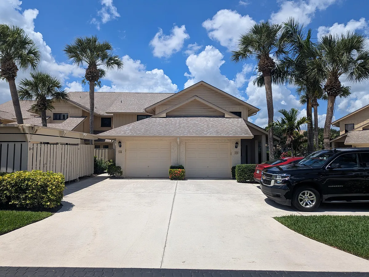 Building Photo - 16941 Waterbend Dr #149
