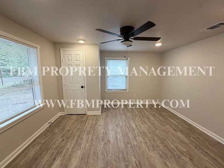 303 E Thompson St — Photo 15