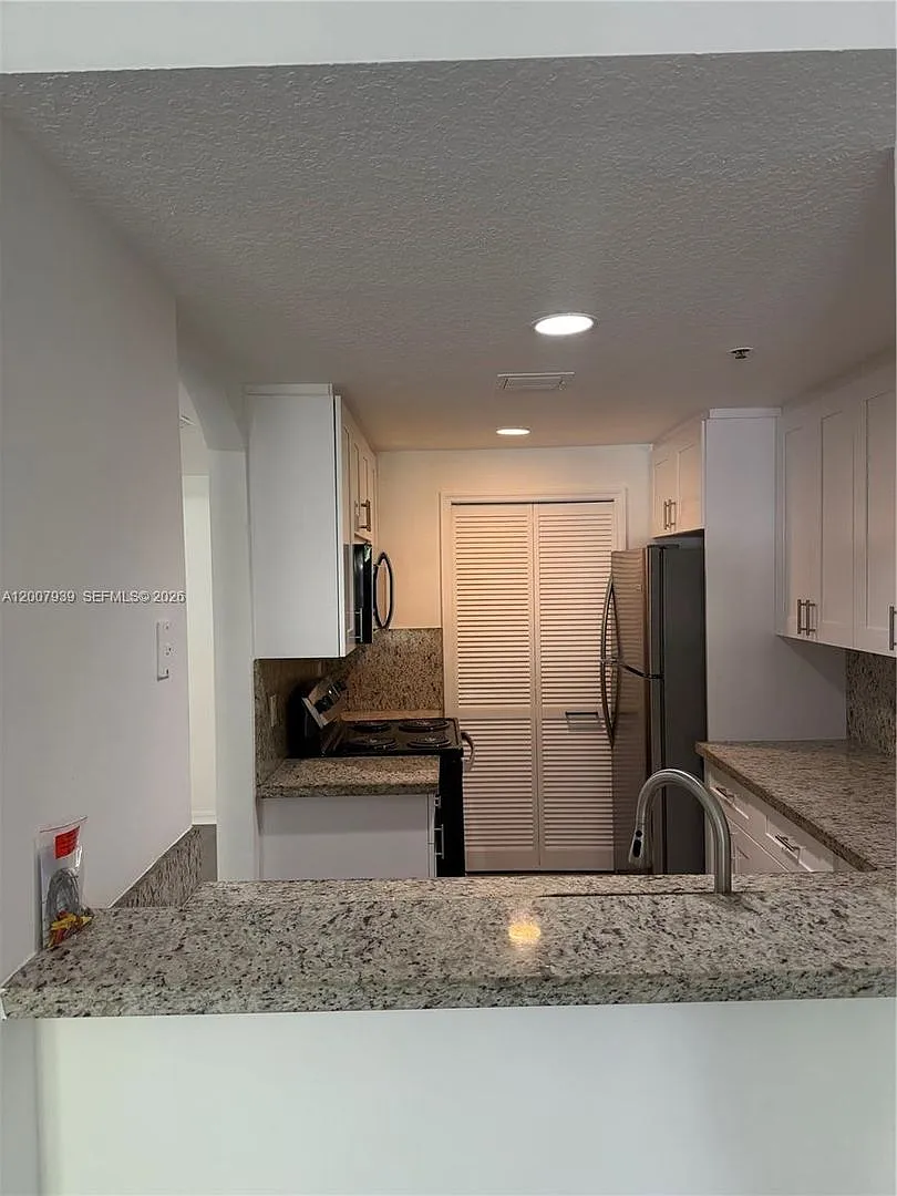 Building Photo - 6500 NW 114th Ave #1025