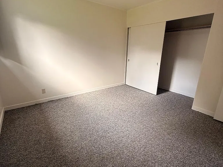 564 Eugene St — Photo 9