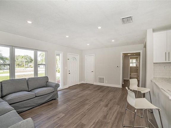 5th image of 601 39th Ave NE