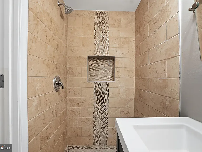 1118 Chicago St SE — Photo 11