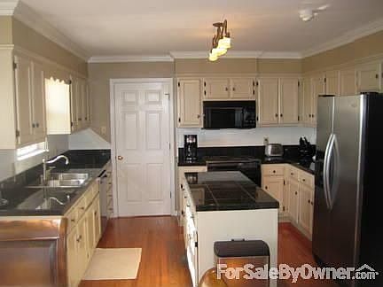 Eat in Kitchen with Breakfast Nook
						:
						New Stainless Steel Dishwasher