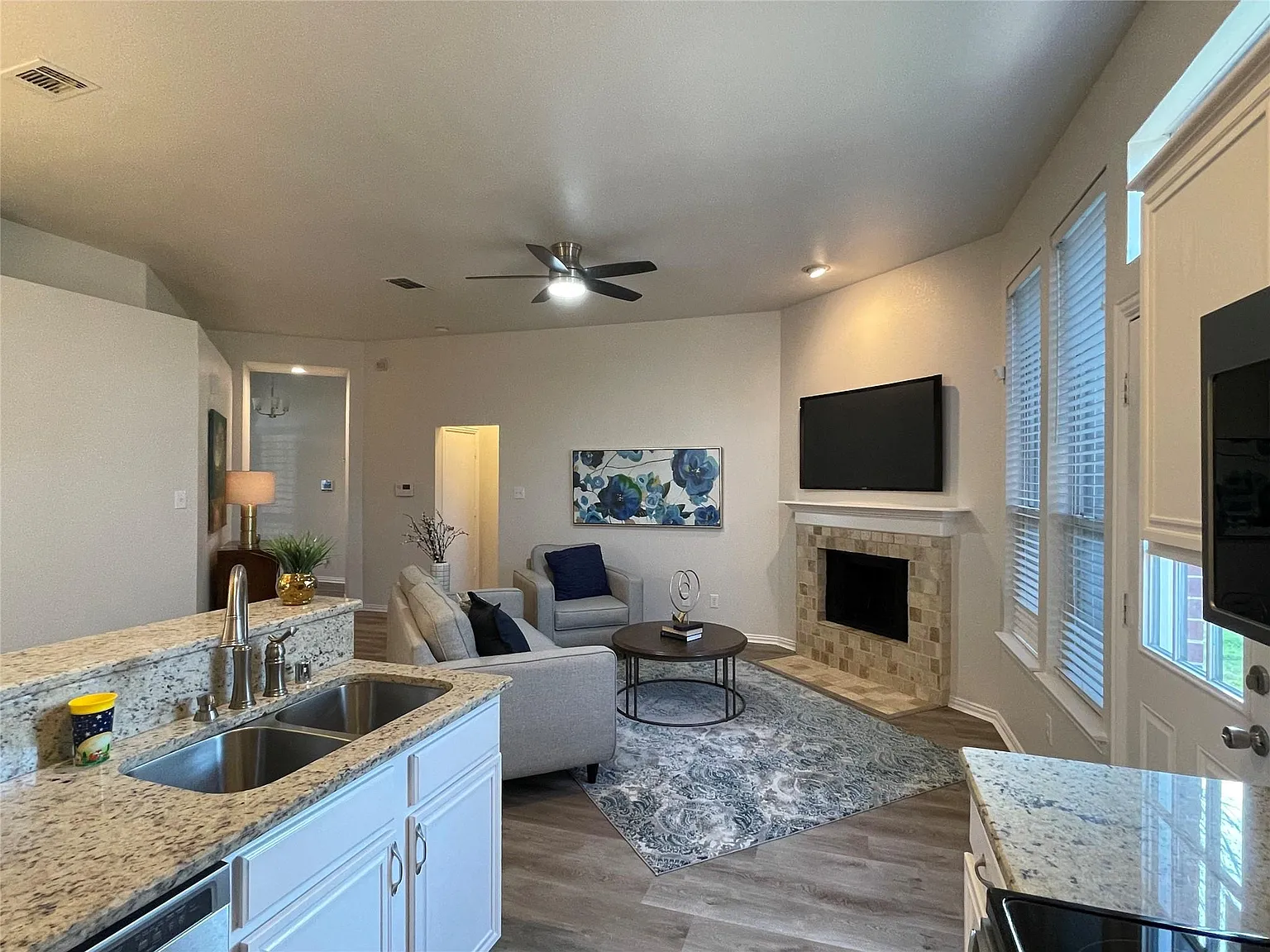 3 bed, 1404 sqft, $2,050 — Photo 2