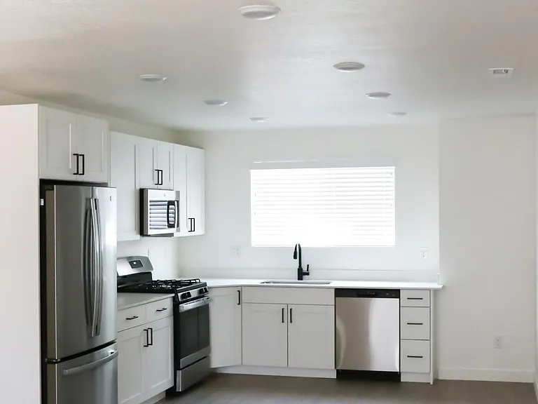 178 S Bushnell Way — Photo 6
