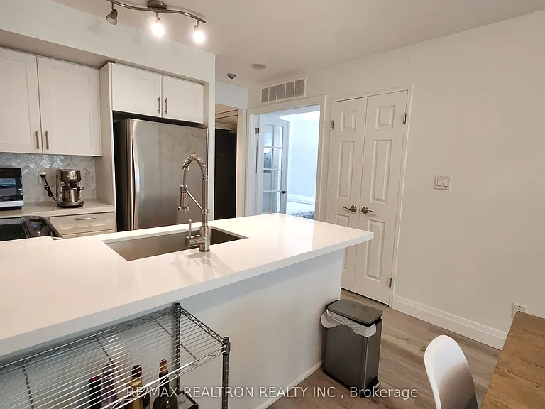 230 King St E #511 — Photo 5