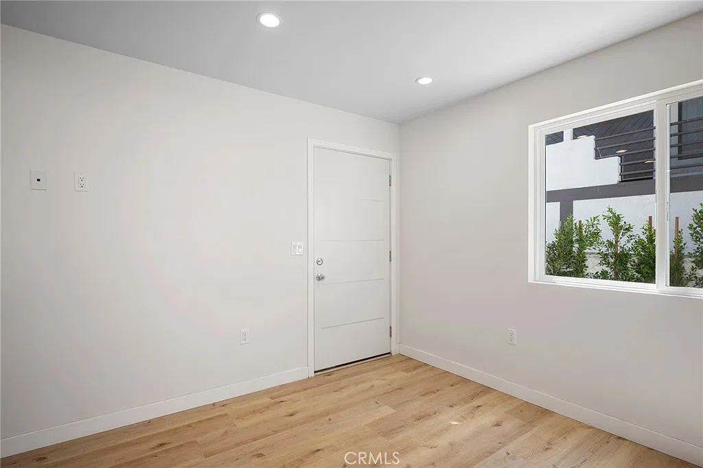 2 bed, 1000 sqft, $3,300 — Photo 3