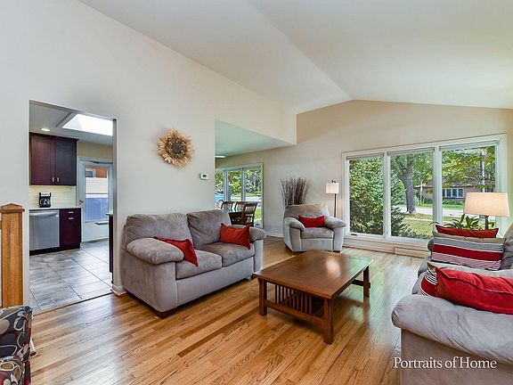 3rd image of 822 S Villa Ave