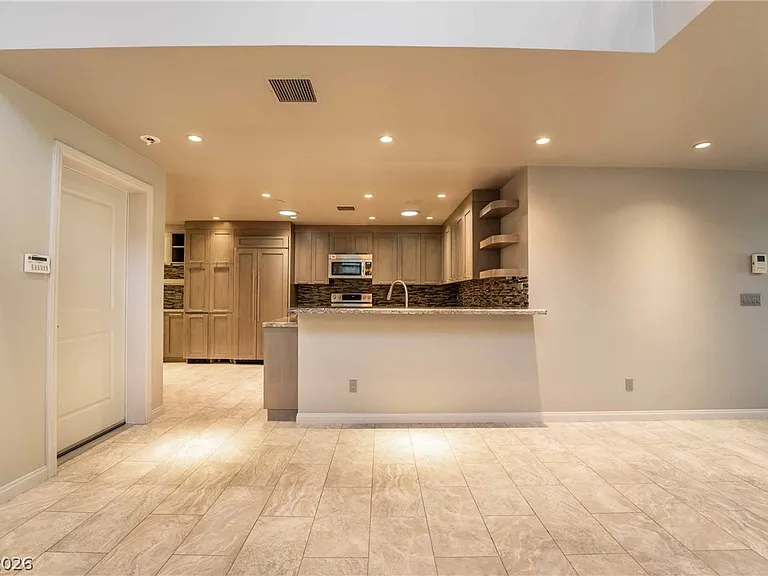 980 Vegas Valley Dr — Photo 12