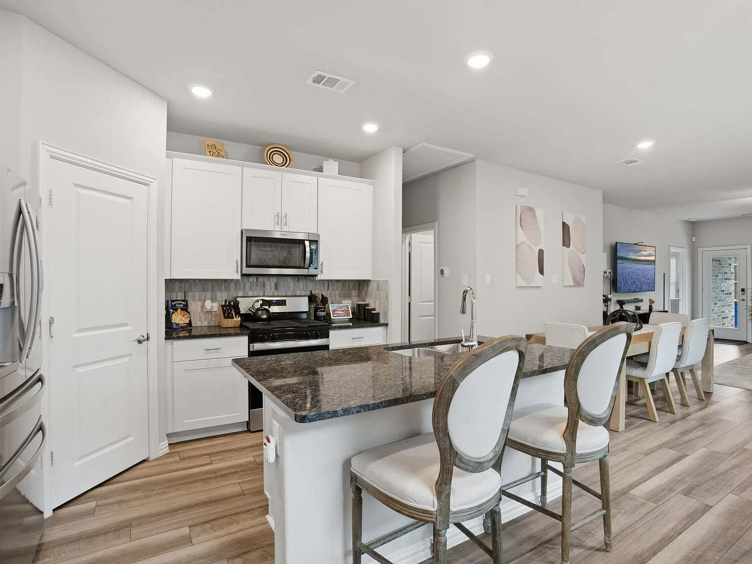 3 bed, 2.0 bath, 1552 sqft, $2,200 — Photo 4