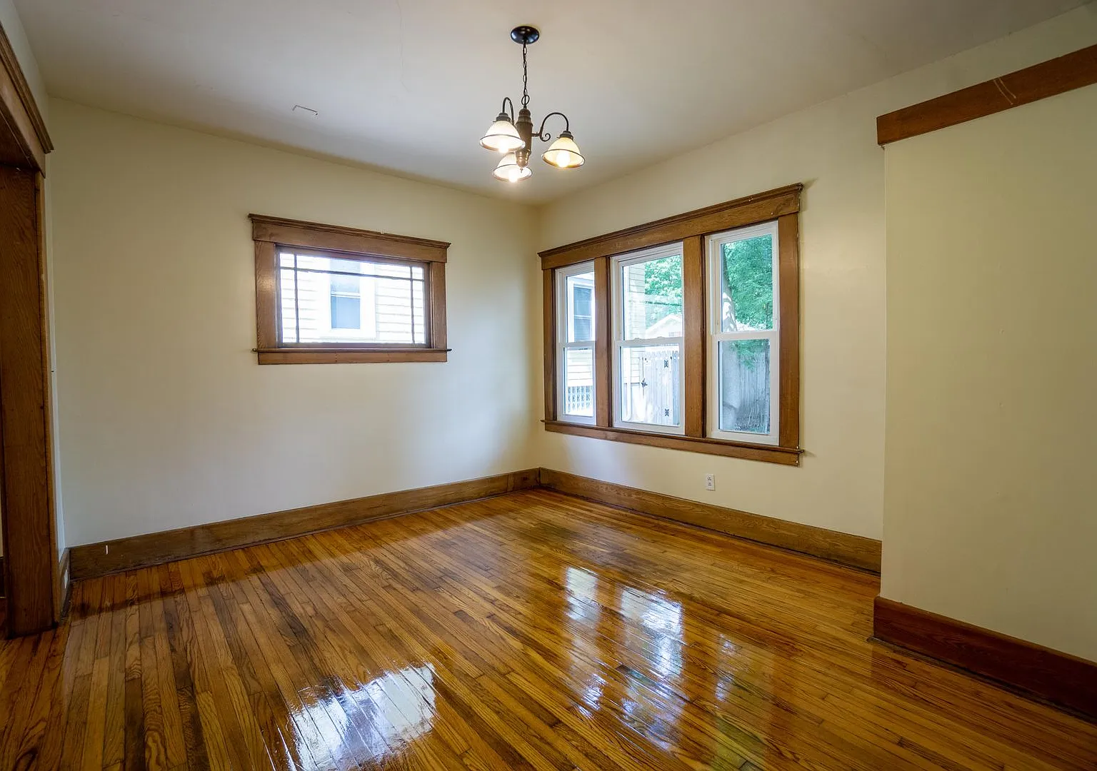 225 Lennox Pl - Available 8/1/27 - Spacious Three Floor Single Family Home — Photo 4