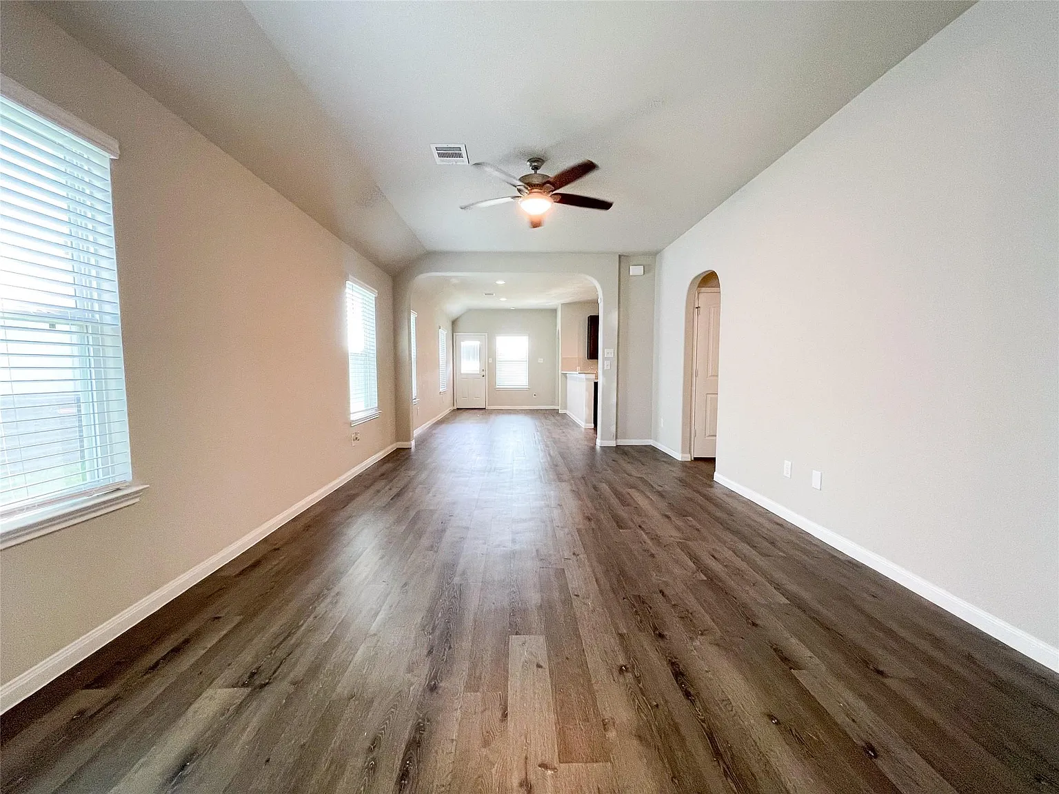 3 bed, 2.0 bath, 1390 sqft, $2,200 — Photo 3