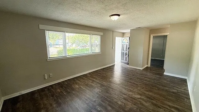 3 bed, 1.0 bath, 961 sqft, $1,325 — Photo 3