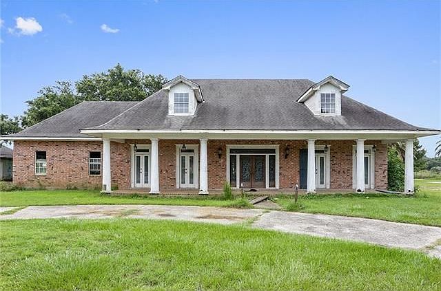 1st image of 223 Oak Dr