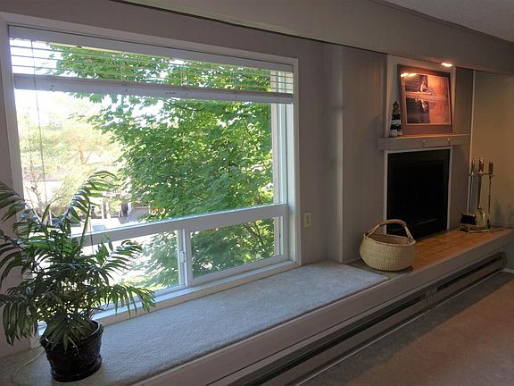 Nice, light bay window