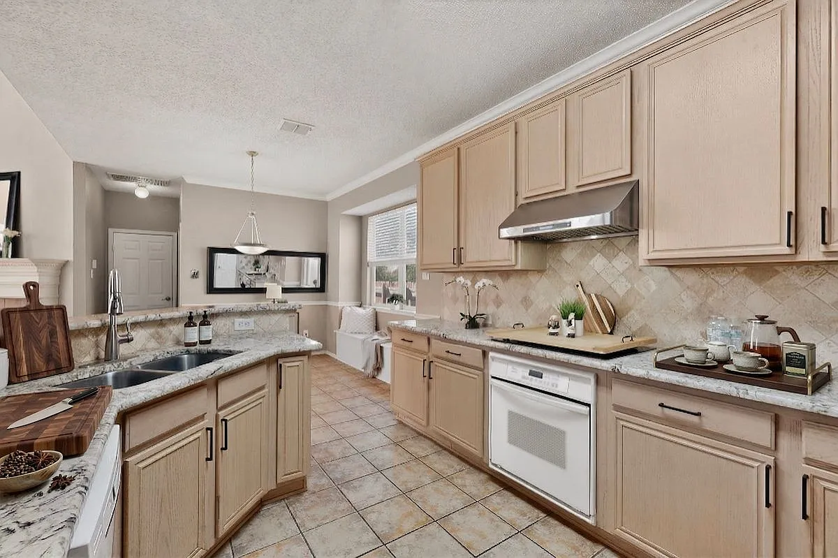 4 bed, 2.5 bath, 2474 sqft, $2,650 — Photo 2