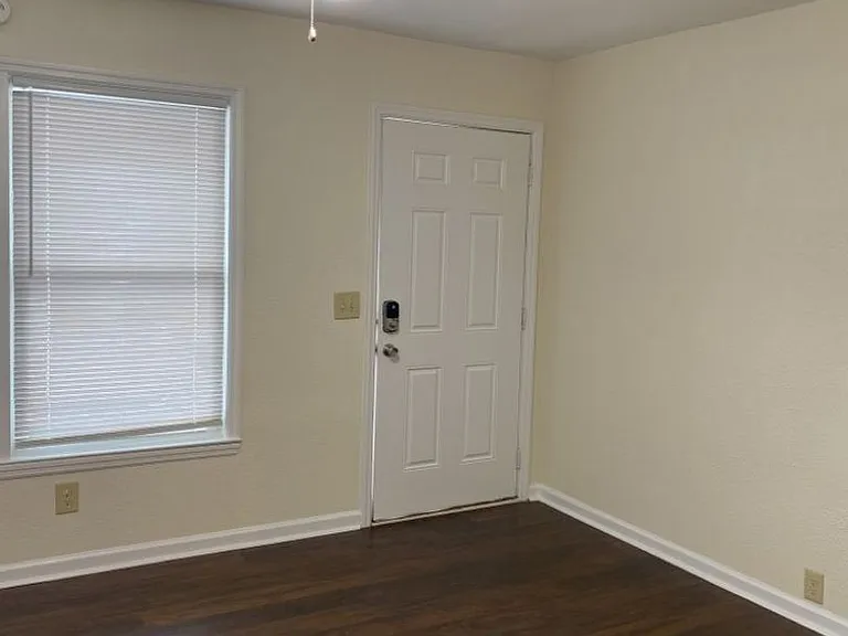 Skyline Apartments — Photo 31